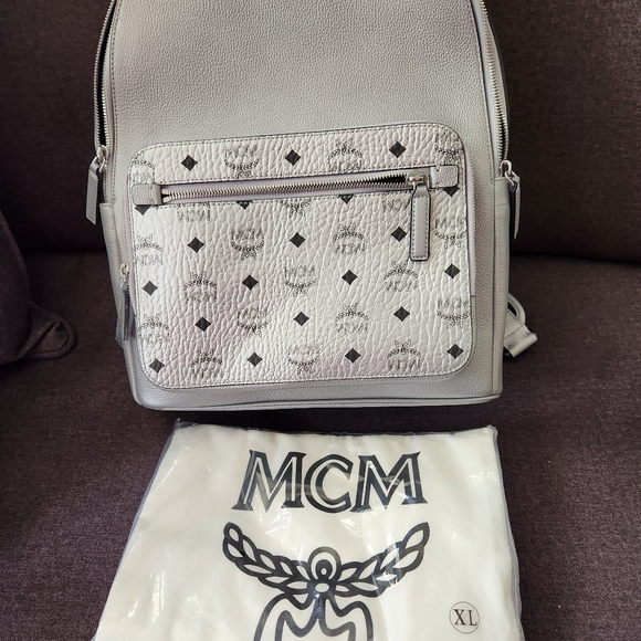 MCM -  SILVER LARGE STARK BACKPACK - SILVER & BLACK
